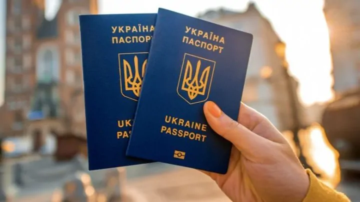 Видача паспортів українцям, які перебувають за кордоном