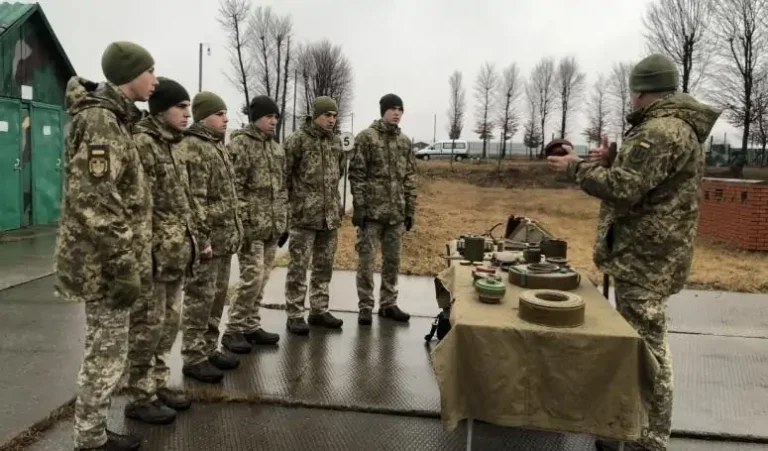 Залучення цивільних психологів та юристів до роботи ТЦК та військових центрів.