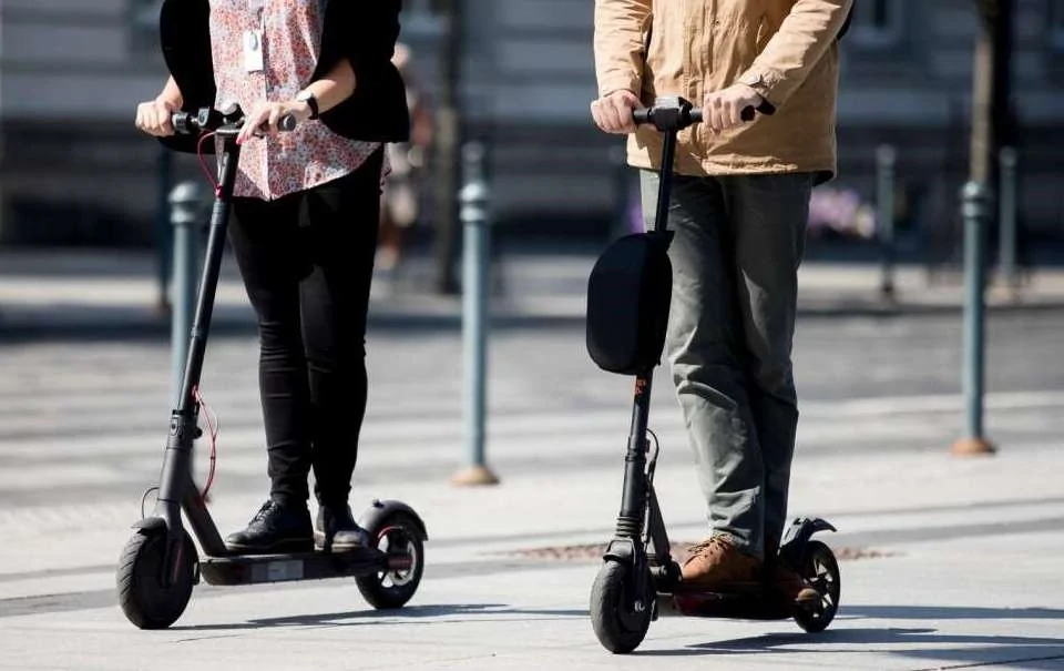 Для користувачів електросамокатів хочуть передбачити відповідальність нарівні з велосипедистами та водіями авто 1 Відповідальність користувачів самокатів